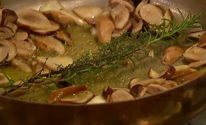 Зеленый салат с жареными грибами и кедровыми орешками