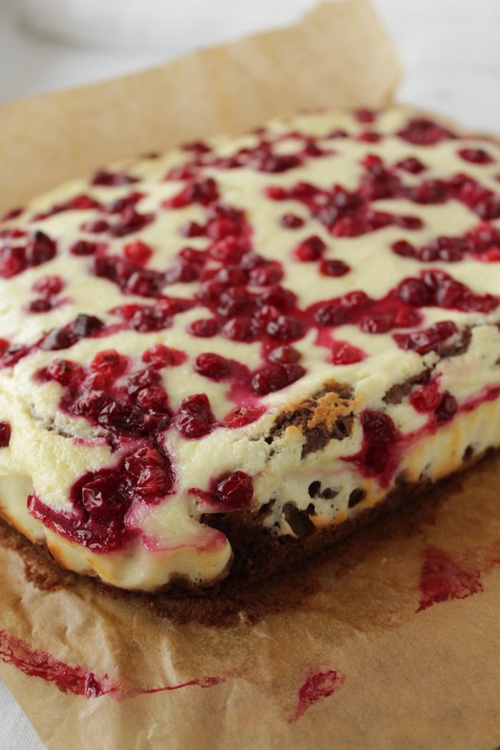 Бруснично-творожный пирог с двумя видами шоколада