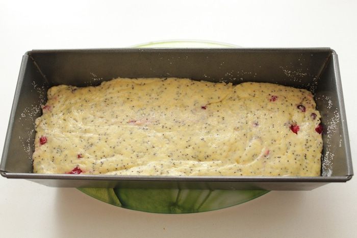 Кекс кукурузный с маком и брусникой