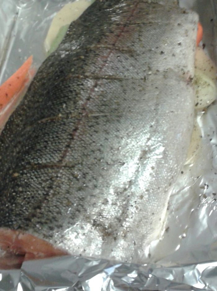 Форель на &amp;quot;подушке&amp;quot; из овощей с ореховым соусом