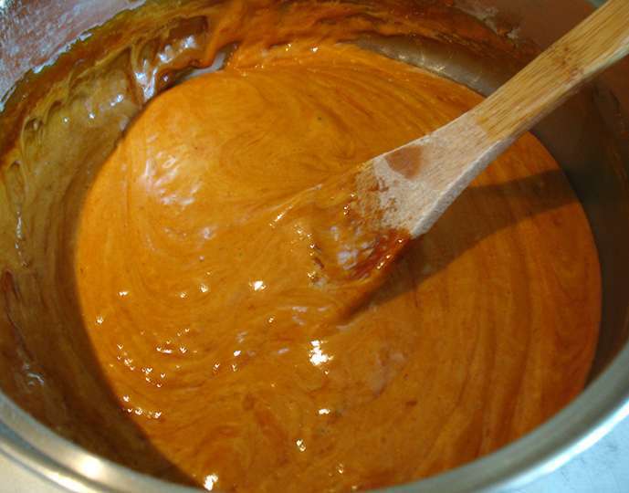 Карамельный медовик с клубникой