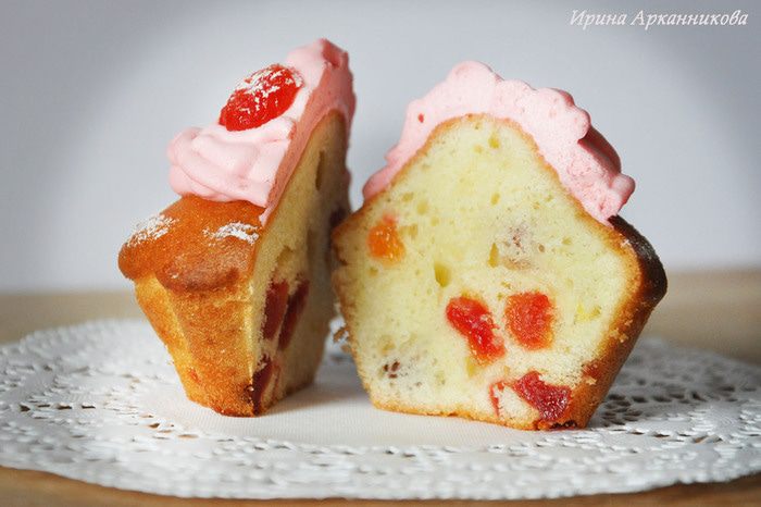 Капкейки с вяленой вишней и взбитыми сливками