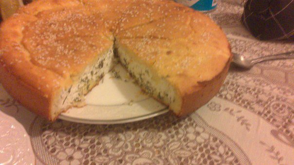 Пирог из кукурузной муки с творогом, тмином и пряными травами