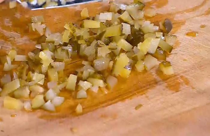 Салат из зеленой чечевицы с апельсином и копченой рыбой 
