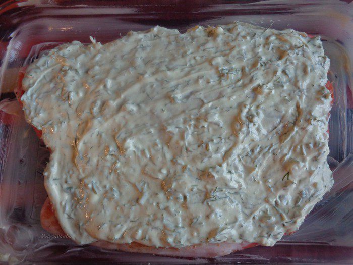 Лососевый крамбль под сметанно-укропным соусом