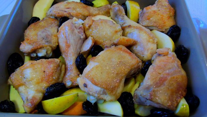 Соте из курицы с яблоками и черносливом