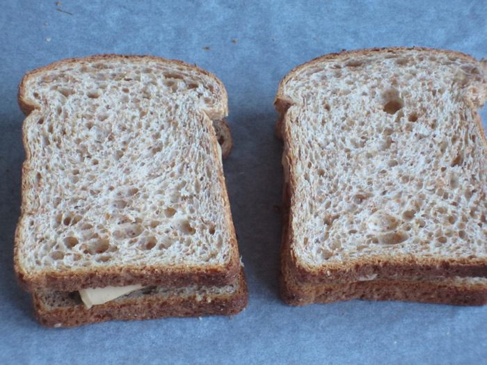 Горячий бутерброд с тунцом и копченым сыром