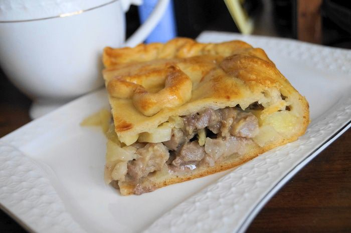 Пирог с мясом и картофелем под сыром