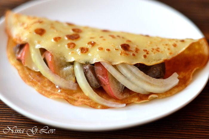 Блины с печенью, яблоком и маринованным  луком