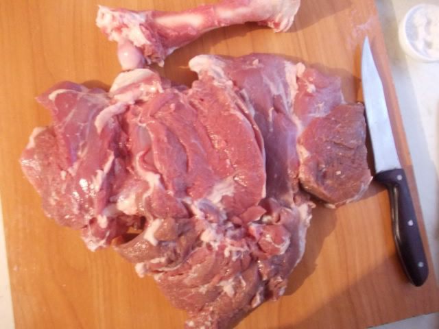 Баранина с чесноком и черносливом