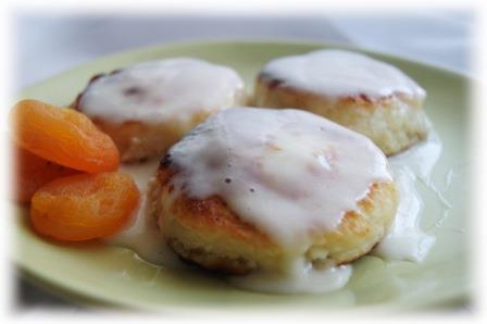 Сырники с курагой и сметанным кремом