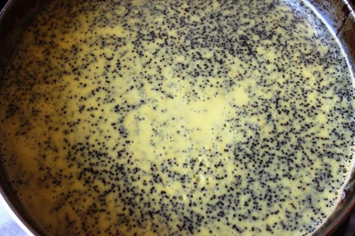 Маковый чизкейк под лимонно-сметанным топпингом