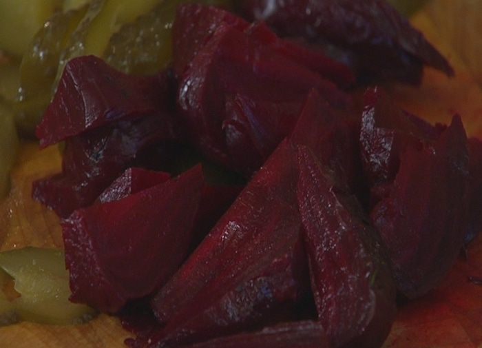 Салат из рыбы, картофеля и свеклы 