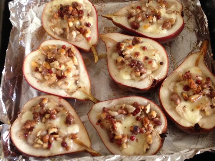 Груши, запеченные с моцареллой, орехами и розовым перцем