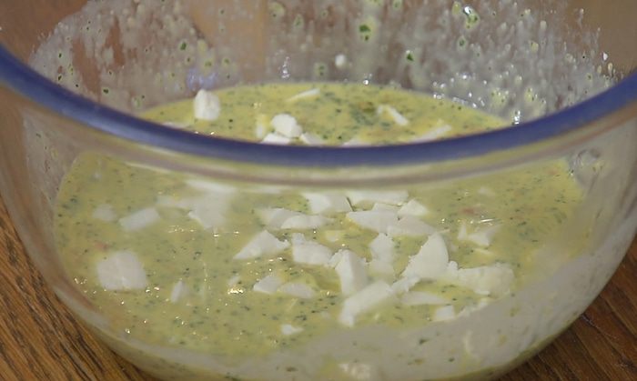 Пирог со шпинатом, изюмом и соусом песто 