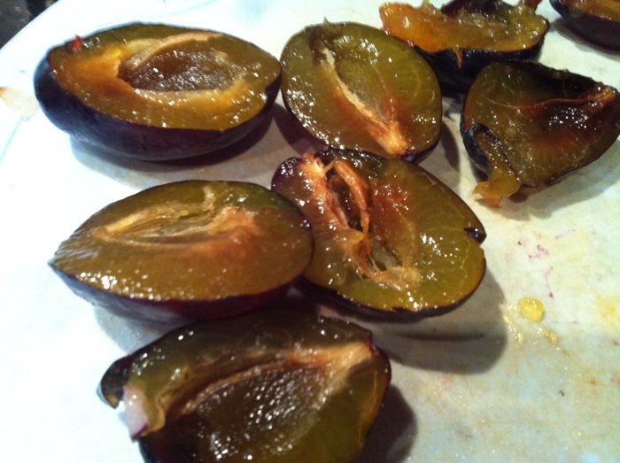 Курица запеченная со сливами