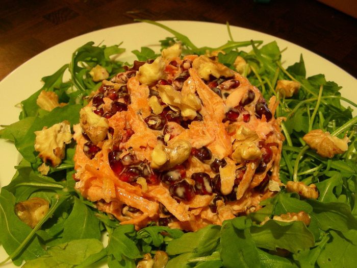 Легкий салат из моркови и граната с грецкими орехами