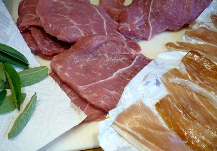 Рулеты из телятины с шалфеем и пармской ветчиной