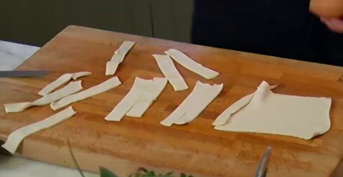 Открытый пирог с рыбой, моцареллой и шпинатом 