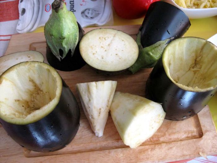 Баклажаны и перцы с кориандром, сыром и овощами