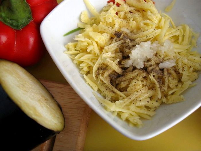 Баклажаны и перцы с кориандром, сыром и овощами