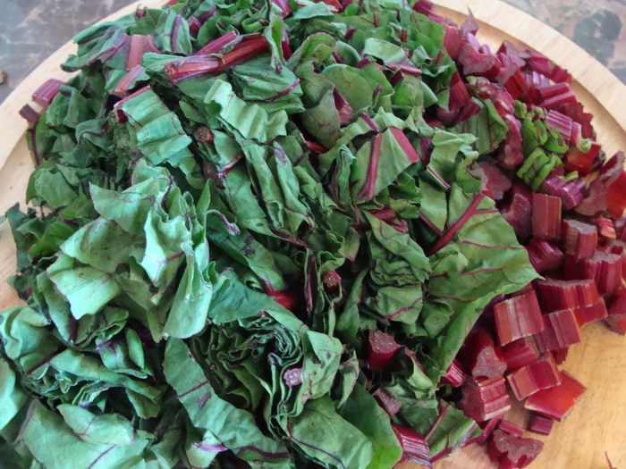 Салат из молодой свеклы с листвой