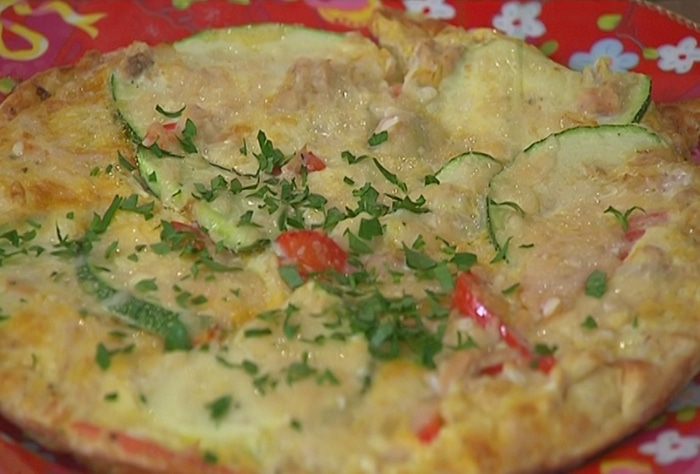 Фриттата с тунцом, кабачком и сладким перцем 