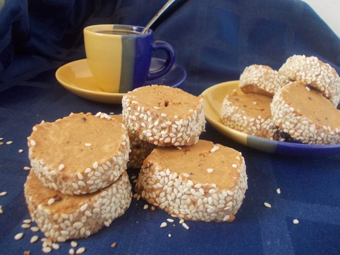 Карамельно-кофейное печенье в кунжуте