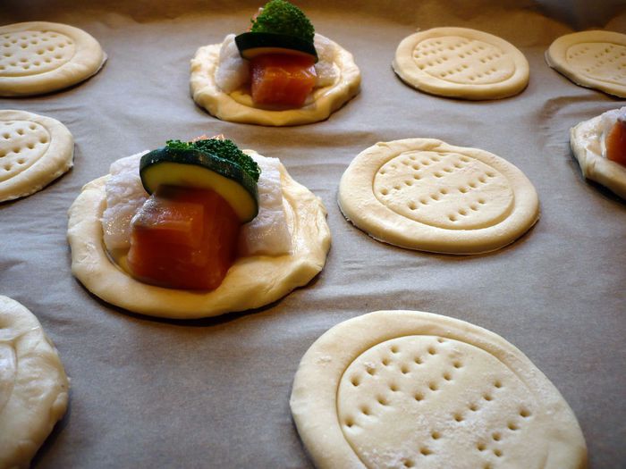 Рыбные тарталетки из слоеного теста на скорую руку