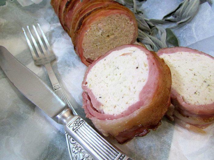 Куриный рулет с рикоттой и беконом