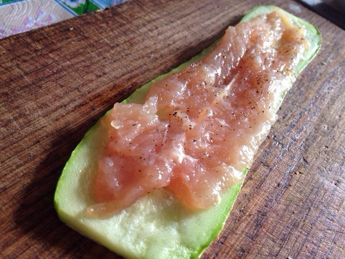 Рулетики из кабачков с курицей и творожной начинкой