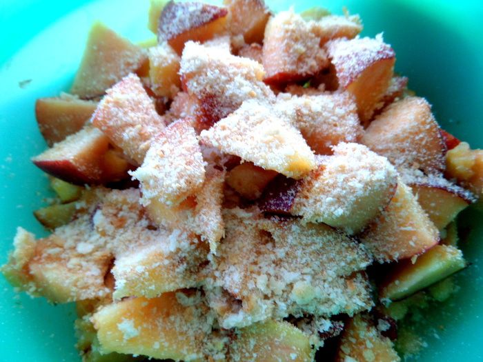 Шарлотка с нектаринами