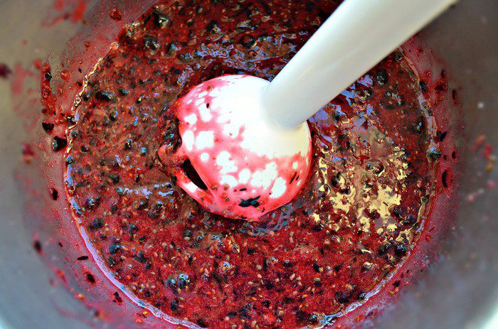 Творожное суфле с черной смородиной