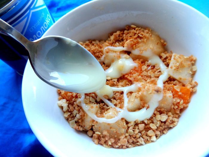 Фруктовый салат с овсяной крошкой и сгущенкой
