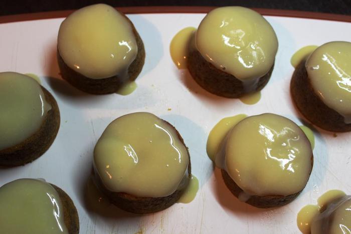 Тыквенные пирожные под апельсиново-сметанной глазурью