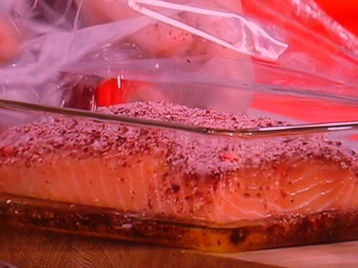 Лосось, засоленный в листьях чая каркаде