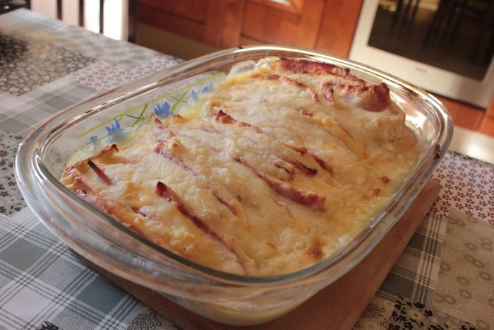 Рулетики с сыром и ветчином под соусом Бешамель