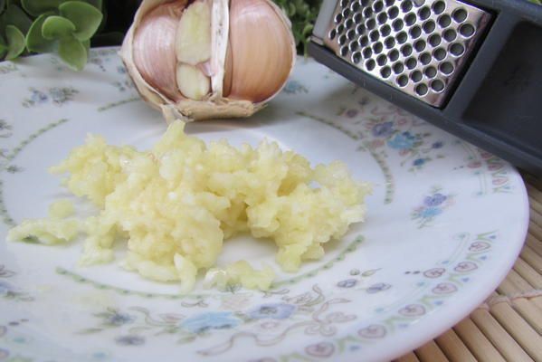 Печеночные шарики с жареным луком в фисташках