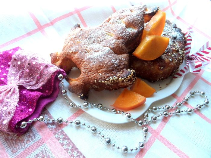 Шарлотка с ананасом и хурмой