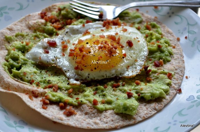 Быстрый завтрак с авокадо и яйцом