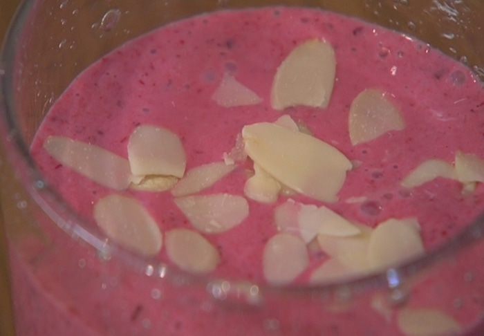 Милк-шейк с бананом и ягодами 