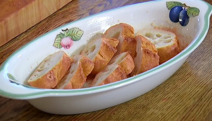 Французские гренки с бананами и карамельным соусом 