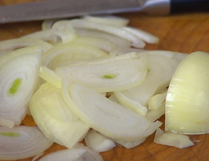 Пирог со шпинатом, изюмом и соусом песто 