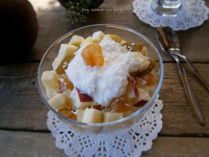 Яблочный салат с изюмом, персиком и кокосовым йогуртом