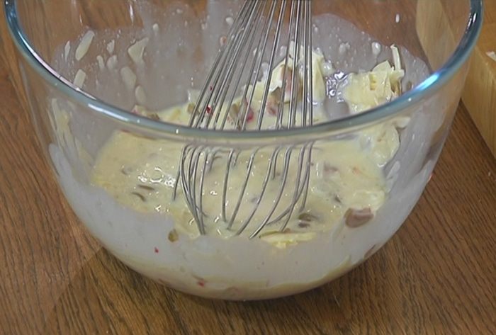 Сырные оладьи с беконом и помидорами 