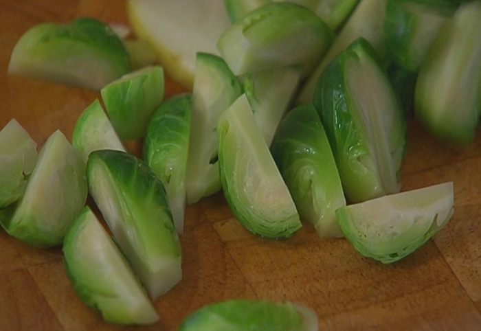 Хрустящий капустный салат с грушей и орехами 