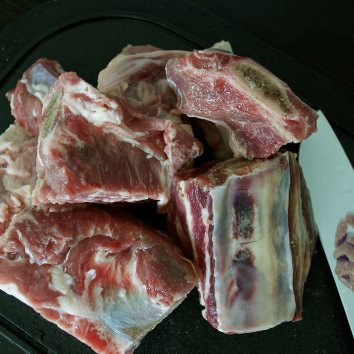 Томленые говяжьи ребрышки с томатно-овощным соусом