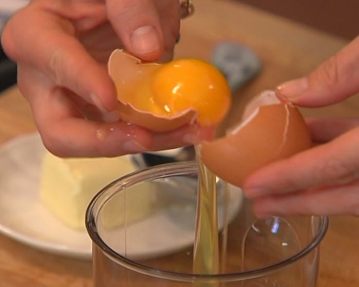 Суфле с горошком, грюйером и розовым перцем