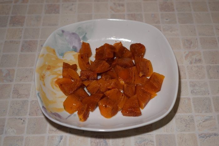 Французский салат из хурмы с козьим сыром