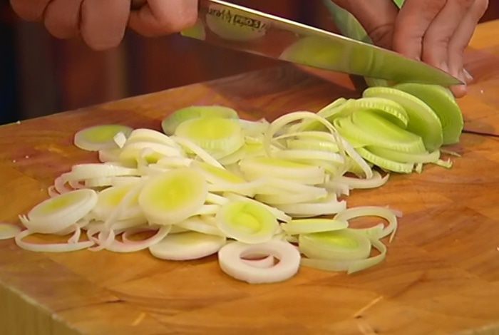 Кростини с тунцом и луком-пореем